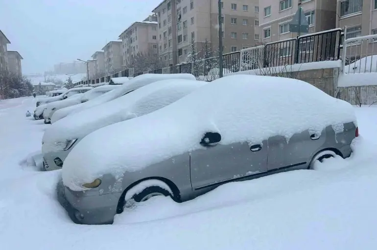 Van’da yoğun kar yağışı: 287 yerleşim yerine ulaşım sağlanamıyor
