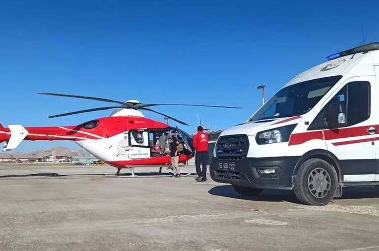 Van’daki kalp hastası bebek ambulans uçakla İstanbul’a sevk edildi
