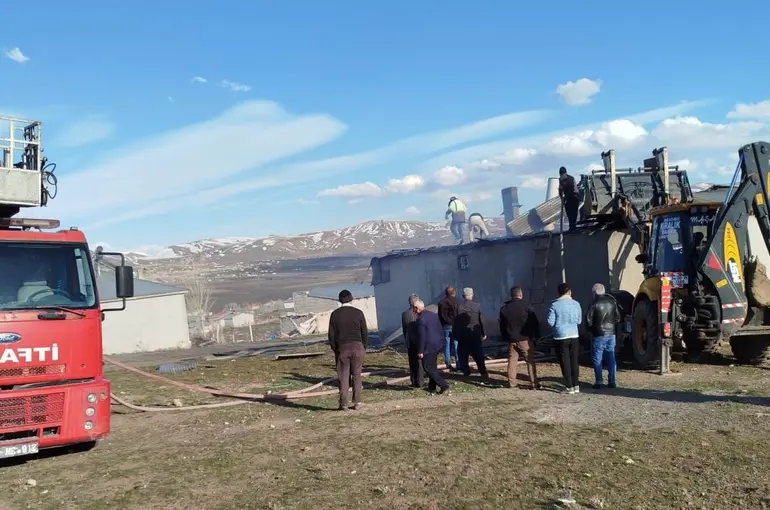 Van’ın Özalp ilçesinde ev yangını
