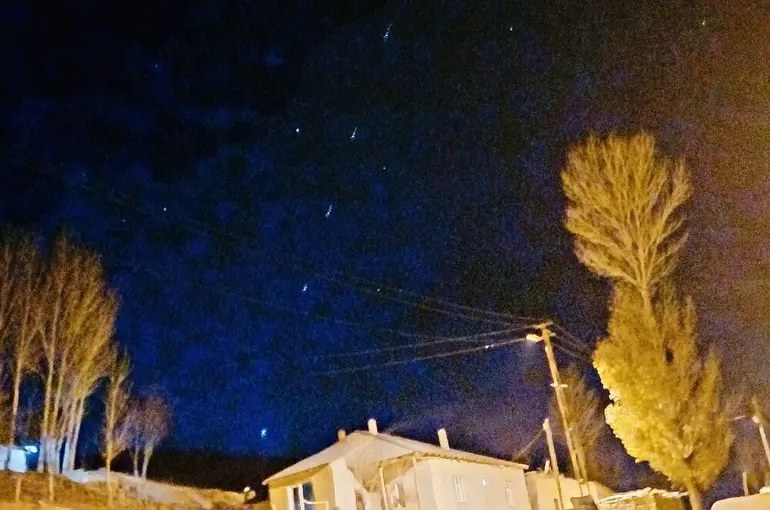 Van’ın üç ilçesinde Starlink kuyruğu görüldü

