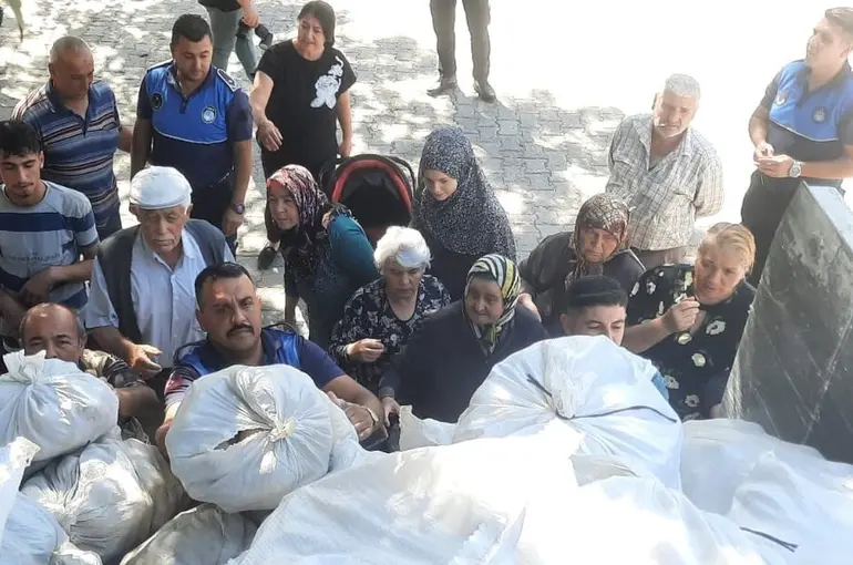 Vatandaşlara ücretsiz patates dağıtıldı
