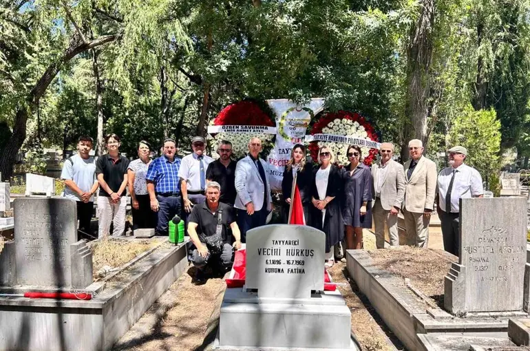 Vecihi Hürkuş kabri başında anıldı
