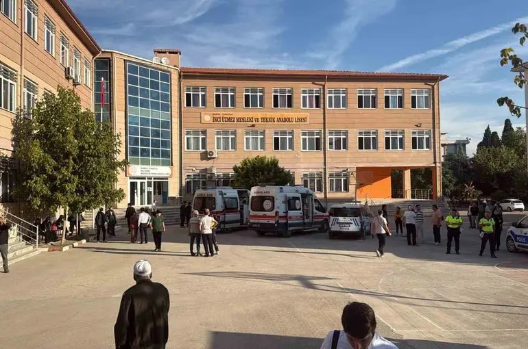 Veliler silah seslerinin yükseldiği okula akın etti
