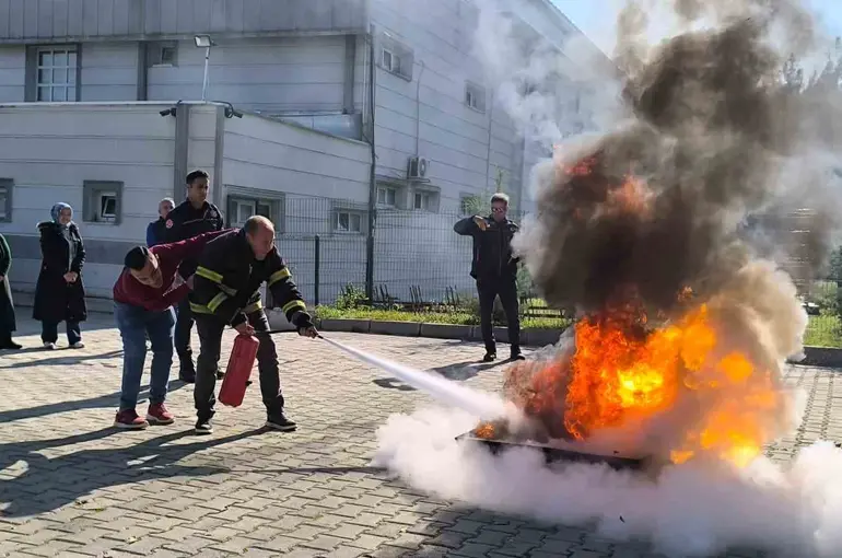 Vezirköprü’de personele yönelik yangın söndürme eğitimi ve tatbikatı
