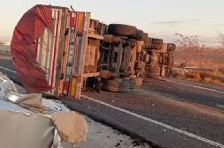 Yağ yüklü kamyon devrildi: 1 yaralı
