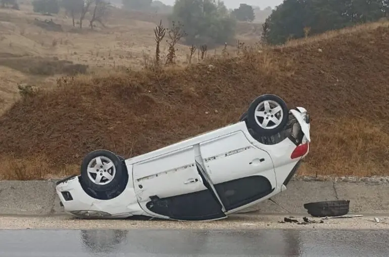Yağış beraberinde kazayı getirdi; 2 kişi yaralandı
