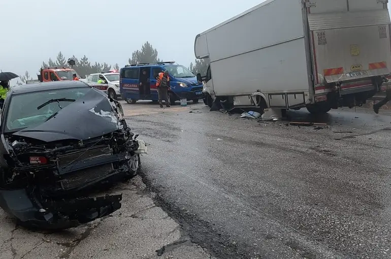 Yağış kazayı beraberinde getirdi: Karavan otomobille çarpıştı
