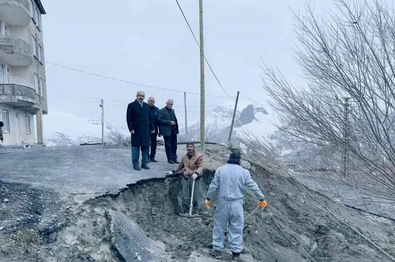 Yağışla birlikte kentte hasar oluştu
