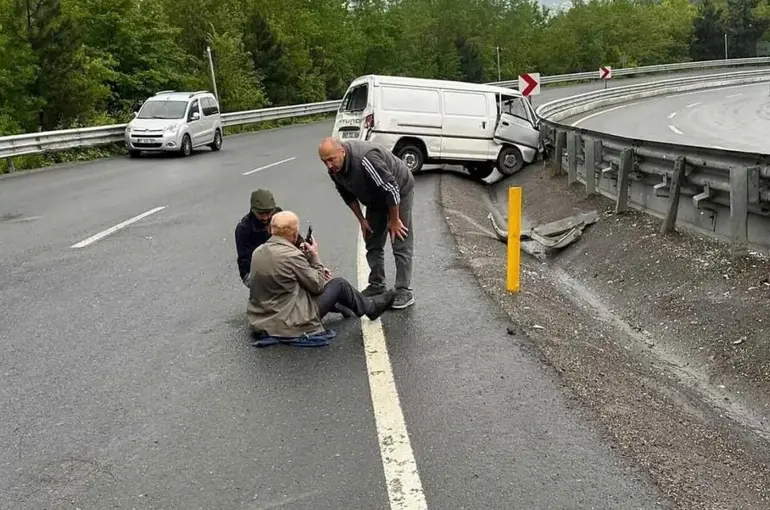 Yağmur Kazayı Getirdi: Hafif Ticari Araç Kontrolden Çıktı, Sürücü Camdan Fırladı

