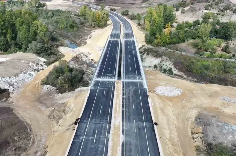 Yaklaşık 4 milyar TL proje bedelli yolda çalışmalar sürüyor
