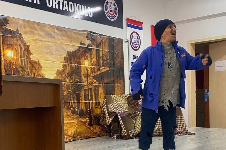Yalnız bir adamın hikâyesi" yıllar sonra Ayvalık’ta sahneye taşınıyor
