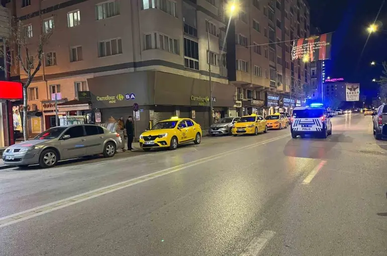 ‘Yan bakma’ kavgasında bıçaklanan 1 kişi ağrı yaralandı
