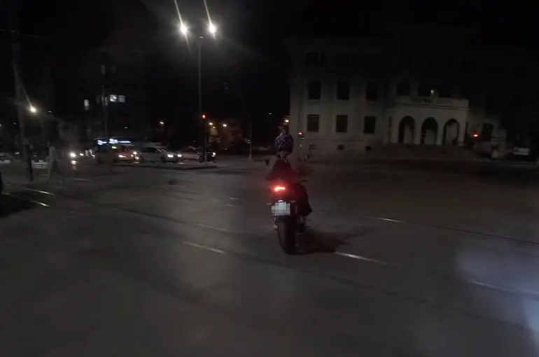 Yanlış yöne giren arkadaşını doğru yola gülerek çağırdı
