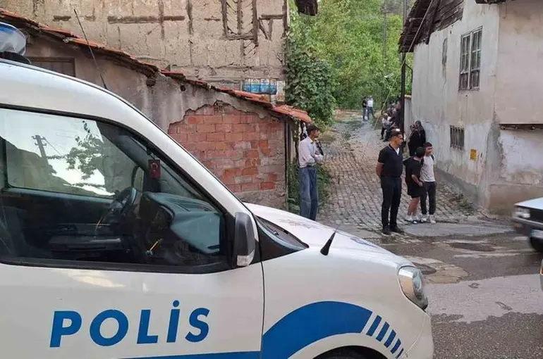 Yaşlı adam yalnız yaşadığı evde ölü bulundu
