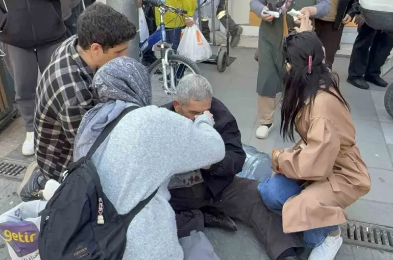Yaşlı adama yumruk atan çocuk tutuklandı
