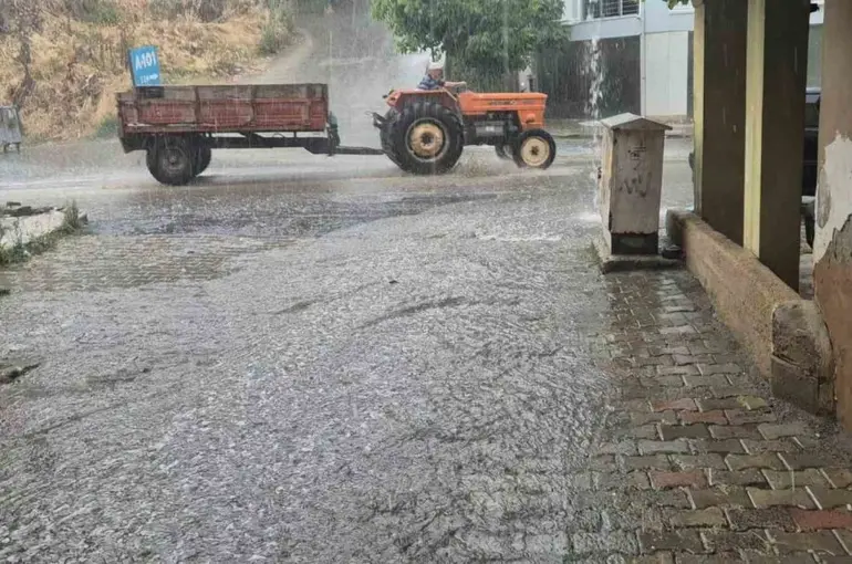 Yaz ortasında sağanak sürprizi: Tekirdağ’da yollar göle döndü
