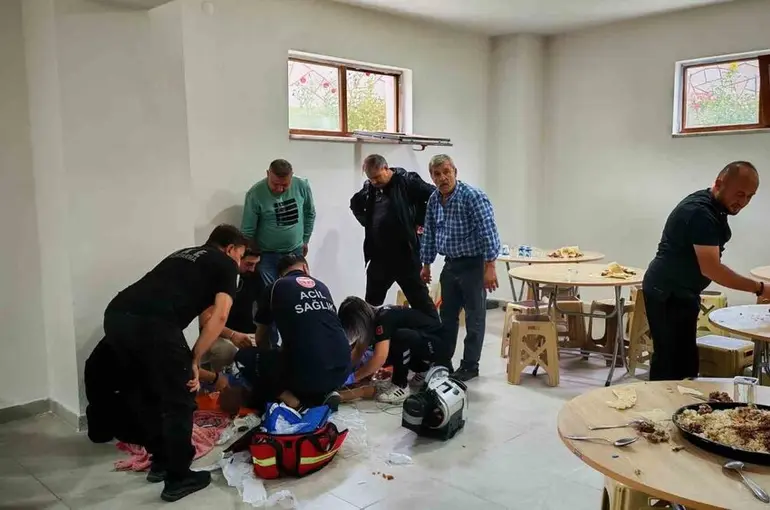 Yediği et nefes borusuna kaçan kişinin kalbi durdu
