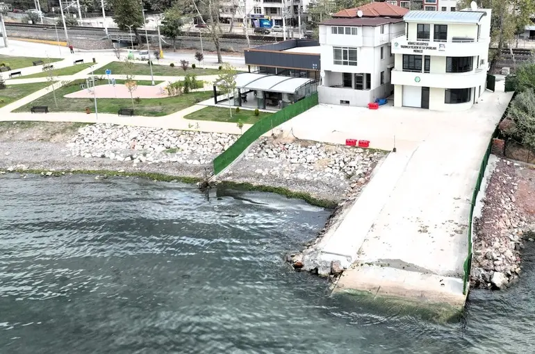 Yelken tutkunlarına modern tesis
