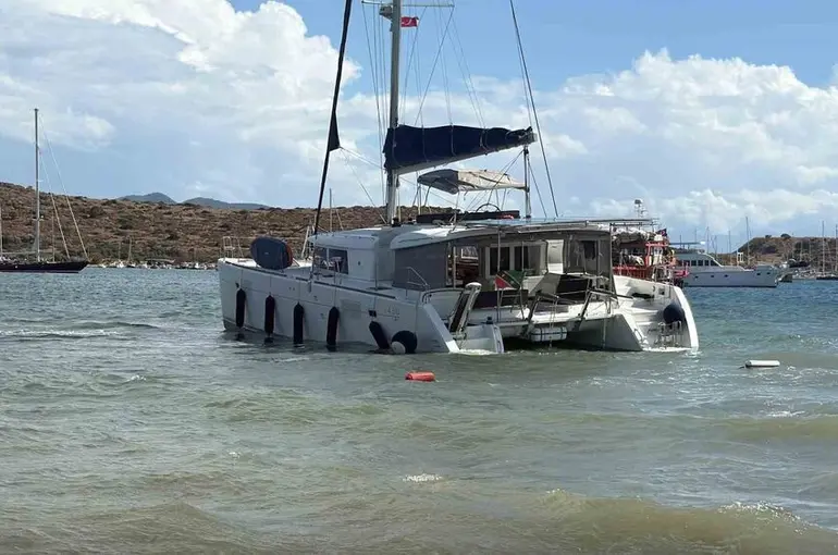 Yelkenli katamaran karaya oturdu
