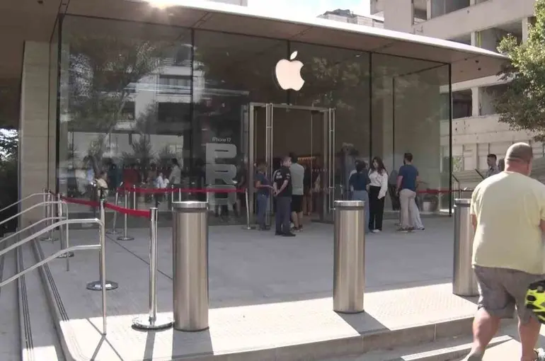 Yeni iPhone 17 Türkiye’de ilgi görmedi, mağaza önleri boş kaldı
