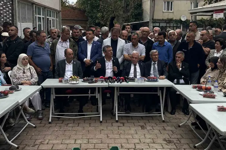 Yeni Parti Genel Başkanı Özel, Bursa’da çiftçilerle bir araya geldi

