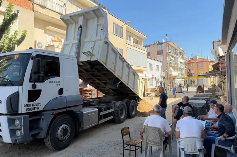 Yenipazar’da hem yollar yenileniyor hem gönüllere dokunuluyor
