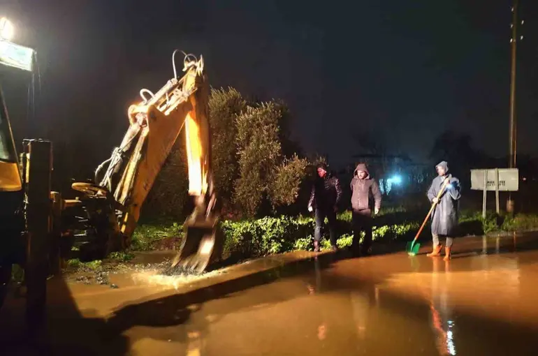 Yenipazar’da sağanak yağış etkili oldu
