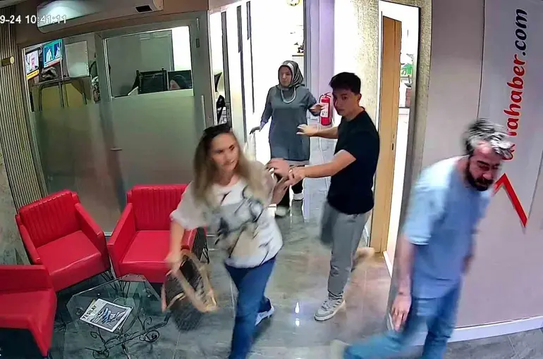 Yerel televizyon çalışanlarının deprem paniği kamerada
