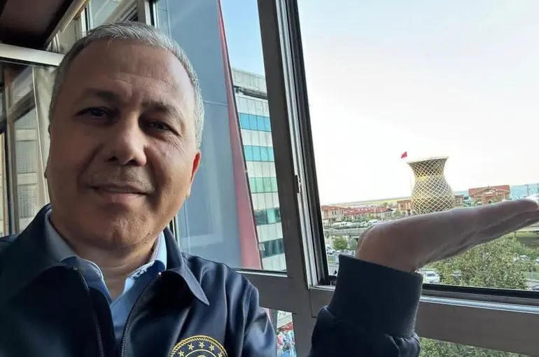Yerlikaya da akıma uydu, dev bardakla poz verdi
