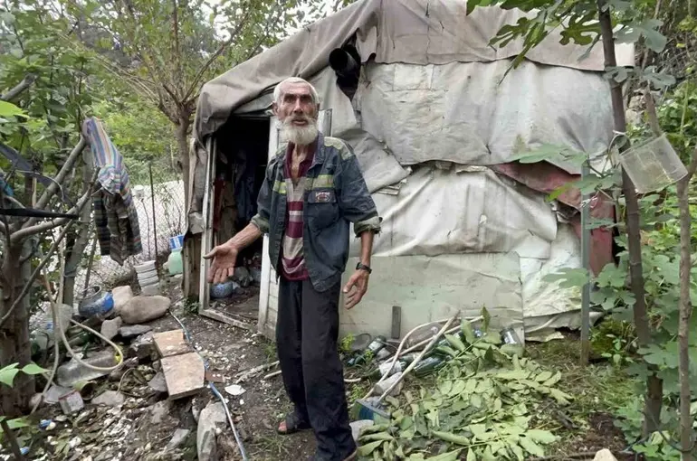 Yıllardır yalnız başına yaşamını çadırda sürdüren yaşlı adam yeni yuvası olan konteynerine kavuştu

