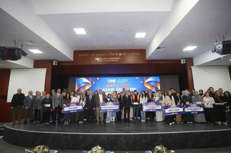 YKS ve LGS’de dereceye giren Canikli öğrencilere ödül
