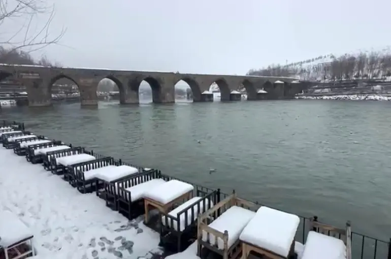 Yoğun kar, Dicle Nehri’nde su seviyesini arttırdı
