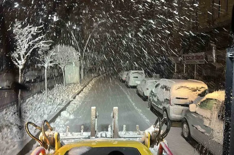Yoğun kar Mardin’i beyaza bürüdü
