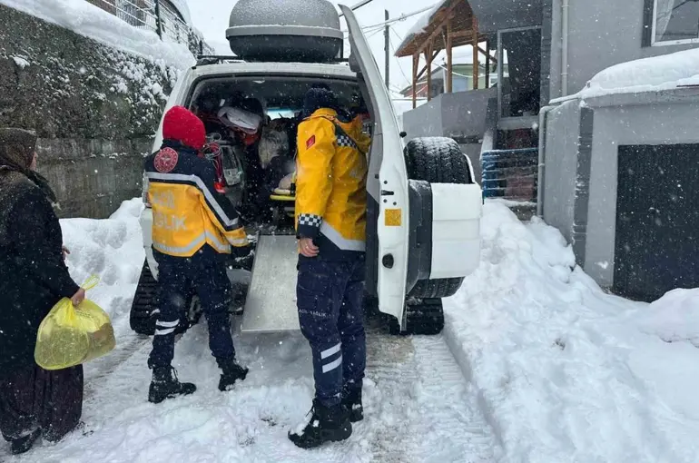 Yoğun kar yağışına rağmen Acil Sağlık ekipleri görev başında

