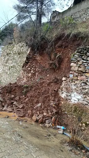Yoğun yağış sonrası istinat duvarı çöktü
