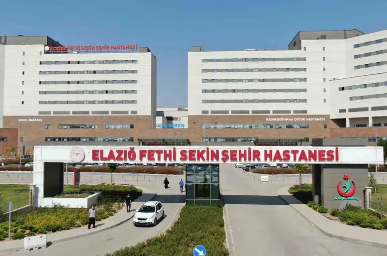 Yol kenarında ağır yaralı halde bulunan polis memuru hayatını kaybetti
