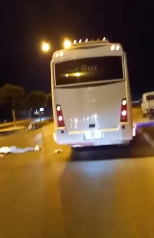 Yol kenarındaki midibüse çarpan motosikletli yaralandı
