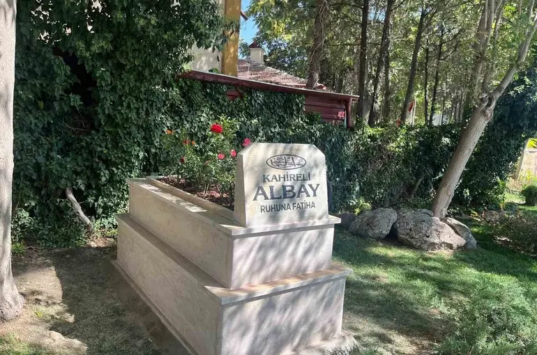 Yol ortasındaki mezar yeni yerine taşındı
