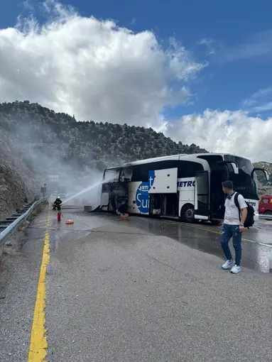 Yolcu otobüsü alev aldı