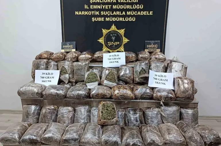 Yolcunun valizinden 39 kilo 700 gram uyuşturucu çıktı
