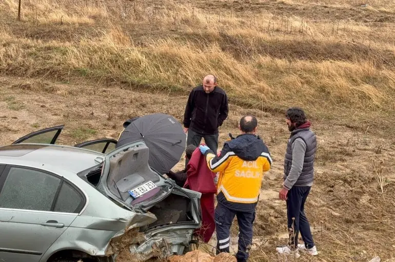 Yoldan çıkan lüks aracın şarampole devrilmesiyle 3 kişi yaralandı