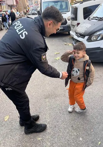 Yoldan geçen emniyet müdürünü gördü, asker selamıyla yürekleri ısıttı
