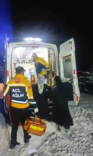 Yolu kapanan köyde doğum sancısı tutan kadın 2 saat süren çalışmayla hastaneye ulaştırıldı

