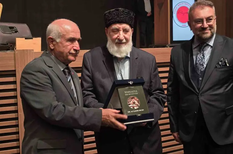 Yozgatlı Dr. Ali Şakir Ergin’e doğumunun 88’nci yılında adına yazılan kitap hediye edildi

