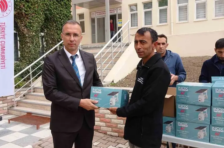 Yozgat’ta 68 çiftçiye kamera seti ve kamp lambası dağıtıldı
