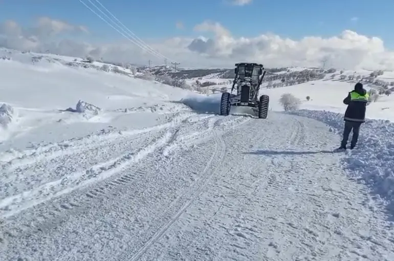Yozgat’ta ekipler kar mesaisini aralıksız sürdürüyor
