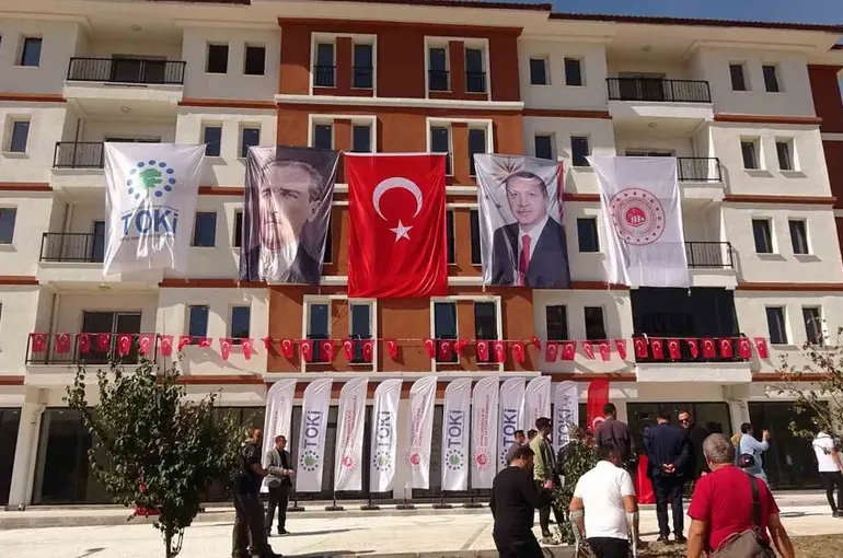 Yozgat’ta yapımı tamamlanan 184 konut ve 9 iş yeri hak sahiplerine teslim edildi
