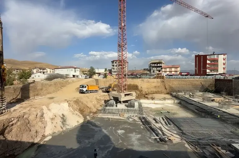 Yüksekova Devlet Hastanesinin inşaat çalışmaları devam ediyor
