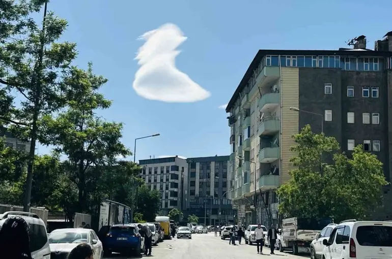 Yüksekova semalarında nadir görülen doğa olayı: "UFO" benzetmesi yapılan bulutlar hayran bıraktı
