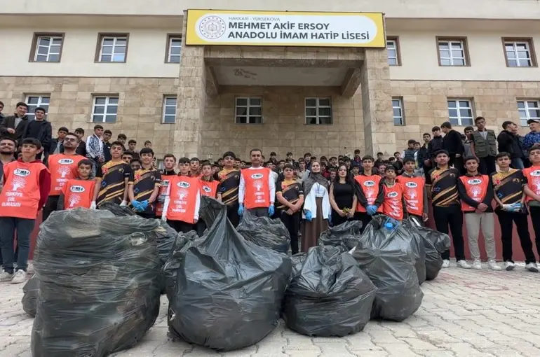 Yüksekova’da 400 kişi bir araya gelerek çevre temizliği yaptı
